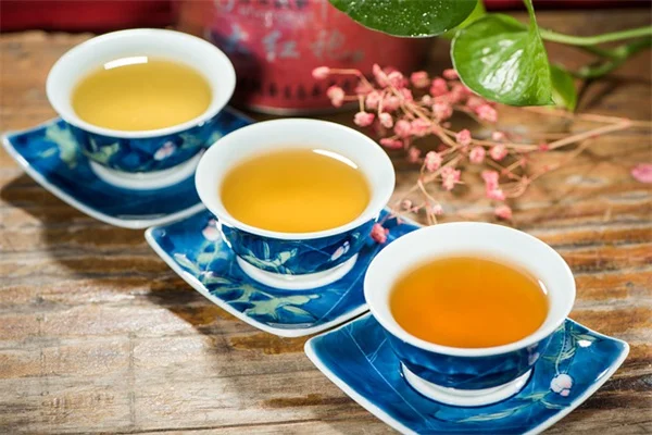 沸騰したお湯で除草は本当に安全？プロが教える絶対に避けるべき場所と正しい使い方